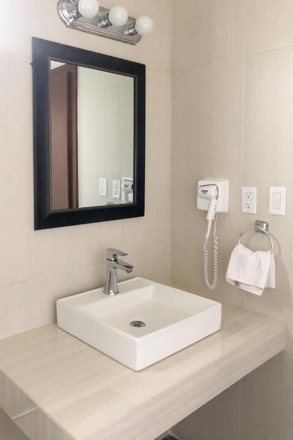 Capital O Palms Hotel, Acuna Ciudad Acuña Екстериор снимка